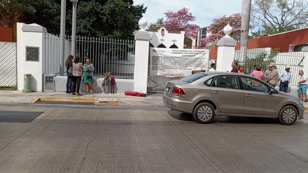 Jubilados de Pemex pierden servicio básico de salud