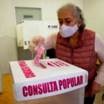 López Obrador vota en la consulta de revocación de mandato