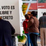 López Obrador vota en la consulta de revocación de mandato